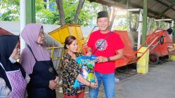 Di Momen Peringatan Tahun Baru Islam, Takmir Masjid Jami’ Deltasari Bagikan Beras Untuk Pemilah Sampah