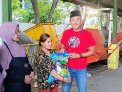 Di Momen Peringatan Tahun Baru Islam, Takmir Masjid Jami’ Deltasari Bagikan Beras Untuk Pemilah Sampah